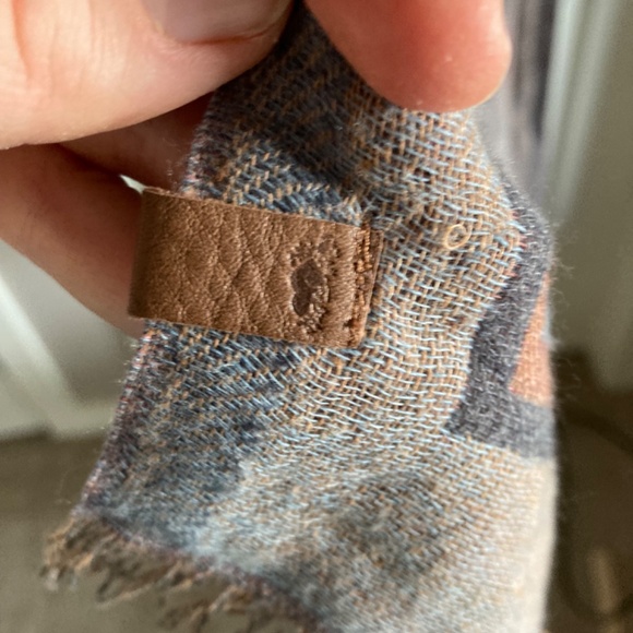 ROOTS Large Scarf Wrap Boho Western Vibes Beautiful pattern EUC - Picture 3 of 4